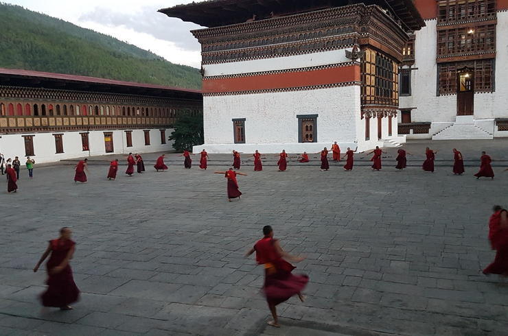 Mönche üben ein Tanzritual in einem Hof in Nepal aus
