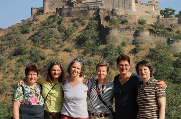 Gruppe reisender Frauen in Rajasthan