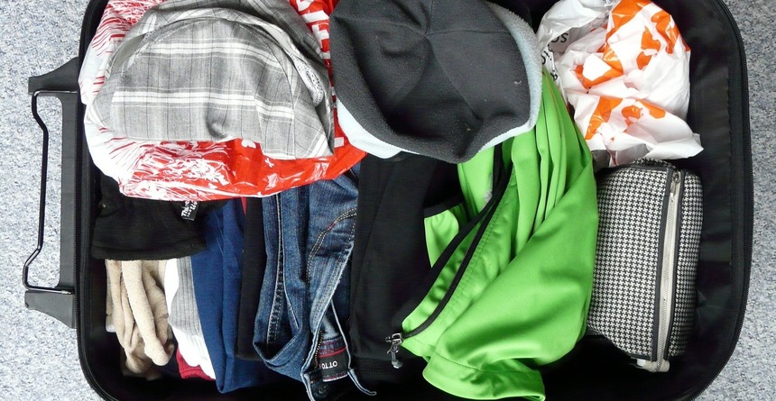 Offener, vollgepackter Koffer. Bild: Hans via Pixabay Offener, vollgepackter Koffer. Bild: Hans via Pixabay