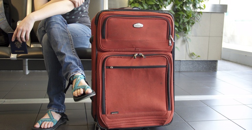 Sitzende Frau mit Koffer am Flughafen. Bild: Katy Veldhorst via Pixabay Sitzende Frau mit Koffer am Flughafen. Bild: Katy Veldhorst via Pixabay