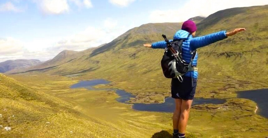 Frau beim Wandern mit Tagesrucksack. Bild: WomenFairTravel Frau beim Wandern mit Tagesrucksack. Bild: WomenFairTravel