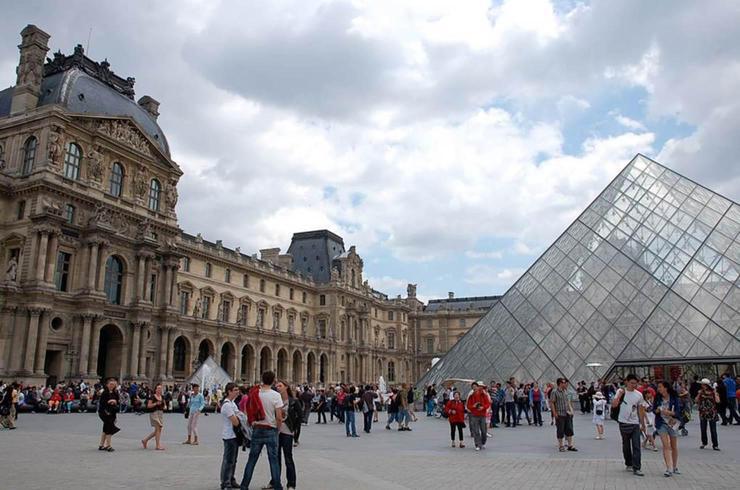 Louvre mit der Glaspyramide