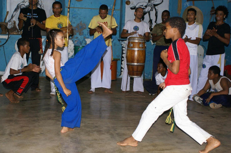Wanderreise Kap Verde: Beim Capoeira-Nachwuchs sind nun auch die Mädchen vorne dran.