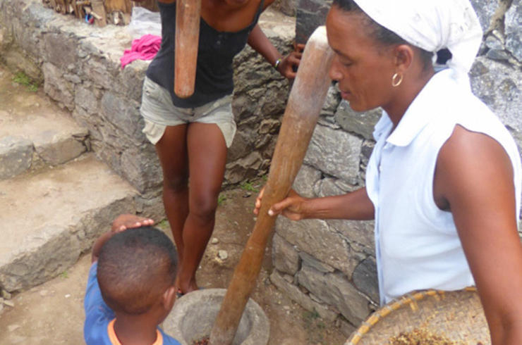 Wanderreise Kap Verde: Der Kaffee wird frisch von Hand gestampft 