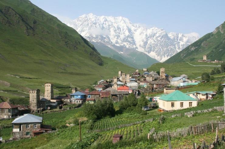 Blick aufs Dorf Ushguli und das Shkhara Gebirge 