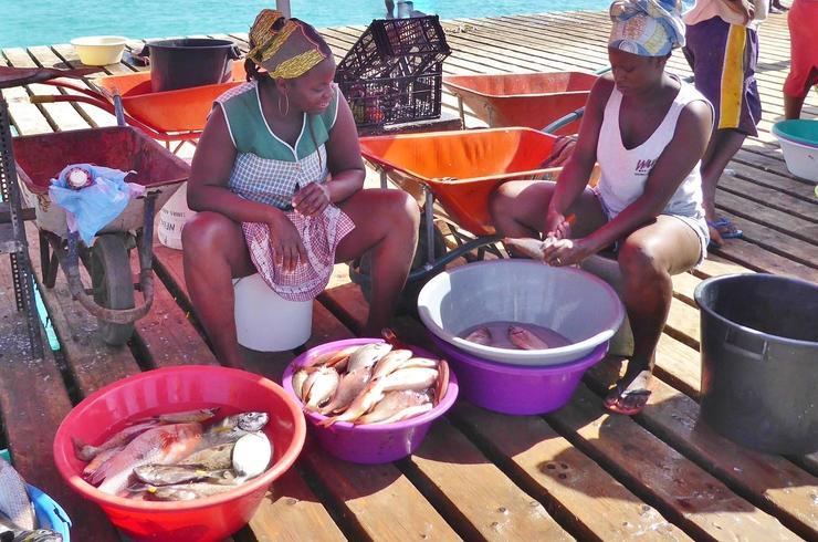 Wanderreise Kap Verde: Fischverkäuferinnen in Santa Maria