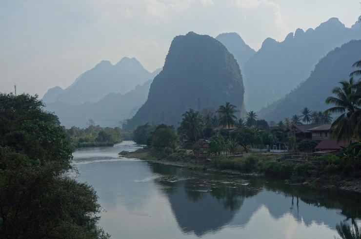 Kalksteinklippen Flussebene vor Vang Vieng