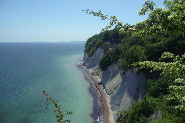 Felsenküste mit smaragden Meer auf Rügen 