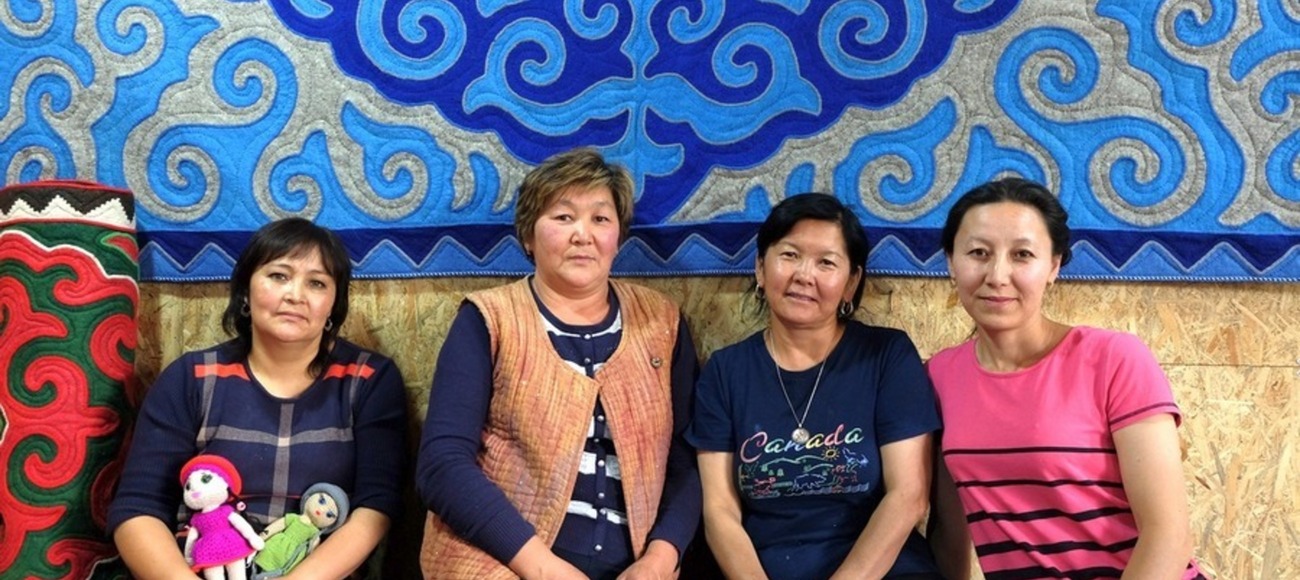 Kunsthandwerksfrauen auf der Frauenreise in Kirgisistan. Kunsthandwerksfrauen auf der Frauenreise in Kirgisistan.