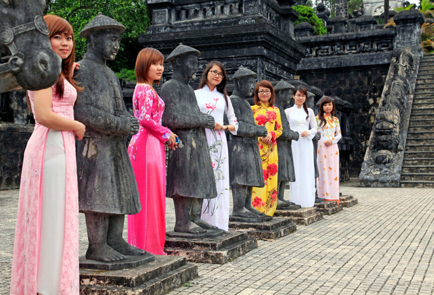 Frauen zwischen Statuen am Kaisergrab in Hue. Bild: Handspan Travel