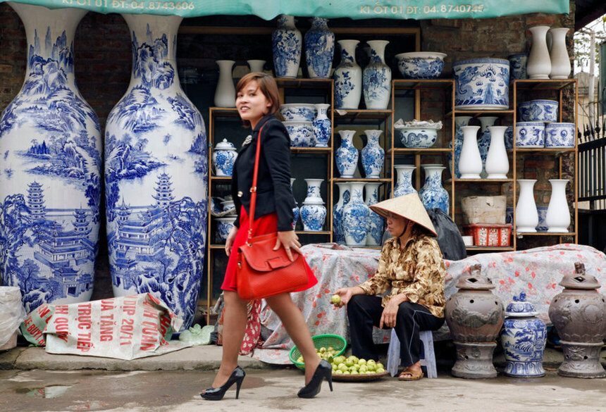 Jüngere und ältere Frauen in Hanoi. Bild: Handspan Travel