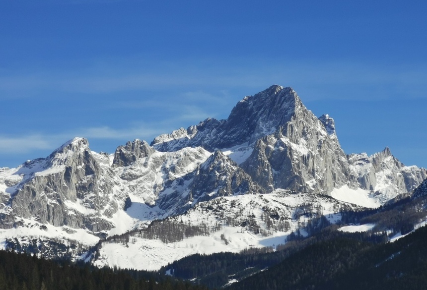 Salzburger Bergwelt mit blauem Himmel. Bild: Katja Münker