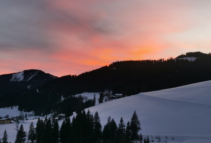 Alpenglühen beim Schneeschuhwandern. Bild: Katja Münker