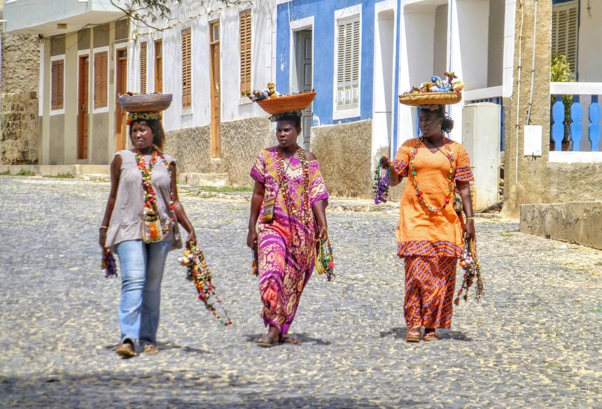 Frauen in Boa Vista; Bild: Belinda Fewings via unsplash