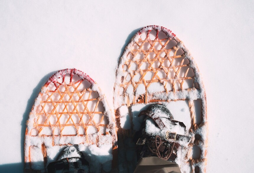 Schneeschuhe; Bild: Aaron Huber via unsplash