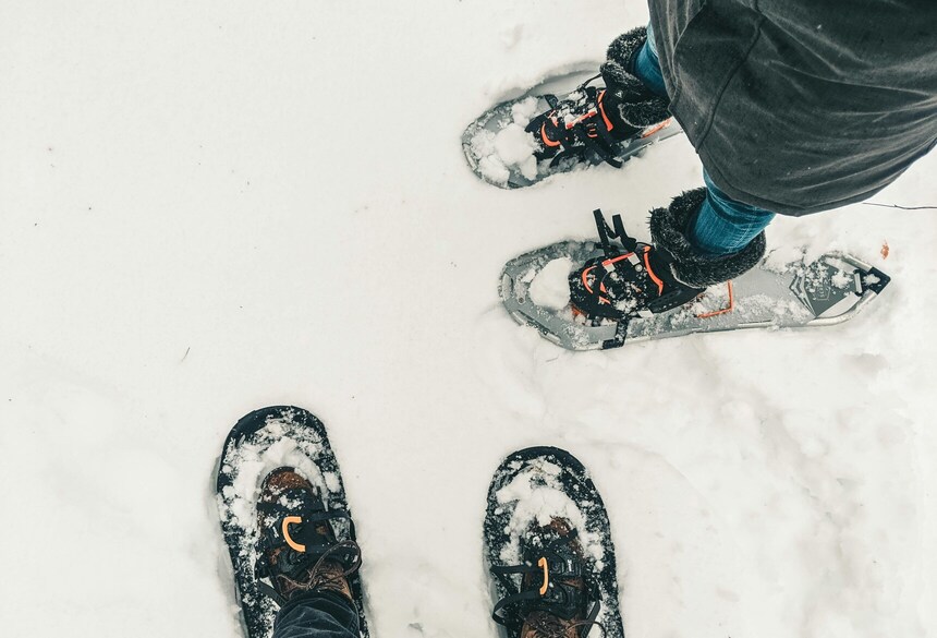 Schneeschuhe; Bild: Ali Kazal via unsplash