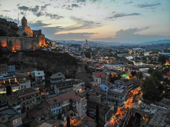 Tbilissi am Abend; Bild: Denis Arslanbekov via unsplash