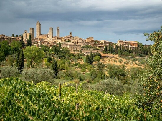 Pilgern mit Blick auf San Gimignano. Bild: Flo via Unsplash Pilgern mit Blick auf San Gimignano. Bild: Flo via Unsplash