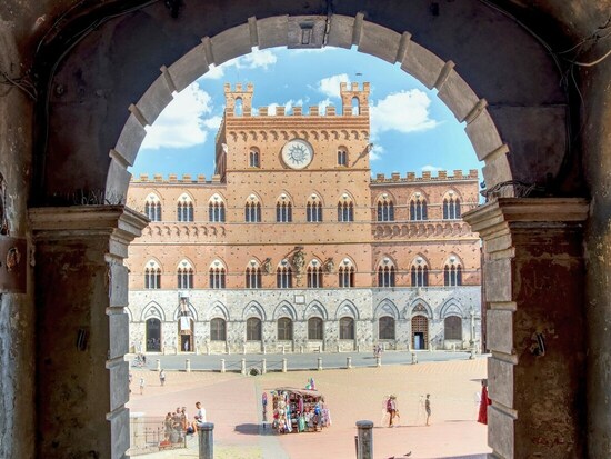 Der muschelförmige Campo-Platz in Siena. Bild: Luca Florio via Unsplash Der muschelförmige Campo-Platz in Siena. Bild: Luca Florio via Unsplash