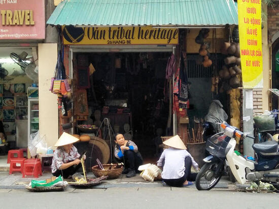 Händlerinnen mit Kegelhut in der Altstadt von Hanoi. Bild: Simona Mona Händlerinnen mit Kegelhut in der Altstadt von Hanoi. Bild: Simona Mona