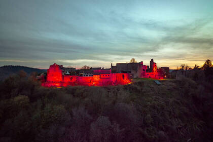 Burg Madenburg in Eschbach - Rosa Leuchten; Bild: CC-BY Pfalz Touristik, Lena Geib Photographie Burg Madenburg in Eschbach - Rosa Leuchten; Bild: CC-BY Pfalz Touristik, Lena Geib Photographie