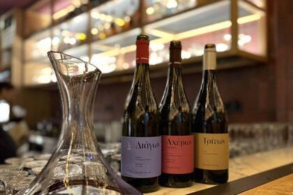Wines bottles at Strafilo wine bar, Bild: Petassos Travel 2026 Wines bottles at Strafilo wine bar, Bild: Petassos Travel 2026