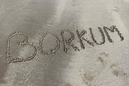 Borkumschriftzug im Sand Borkumschriftzug im Sand