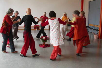 Frauen im Kreis tanzend; Bild: Birgit Wehnert