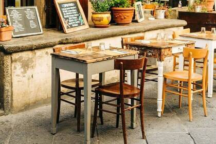 Straßencafé in der Toskana. Bild: Gabriella Clare Marino via Unsplash Straßencafé in der Toskana. Bild: Gabriella Clare Marino via Unsplash
