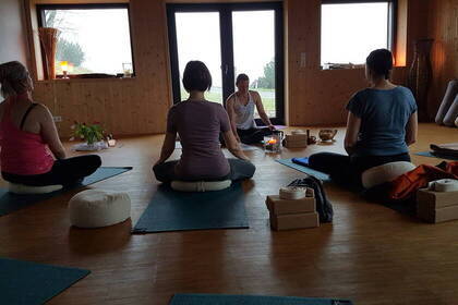 Yogaeinheit im Gruppenraum; Bild: Katja Kügel Yogaeinheit im Gruppenraum; Bild: Katja Kügel