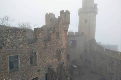 Burgruine im Nebel; Bild: Simona Mona Burgruine im Nebel; Bild: Simona Mona