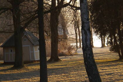 Weg zum See im winterlichen Licht; Bild: Ulrike Quittek-Eising