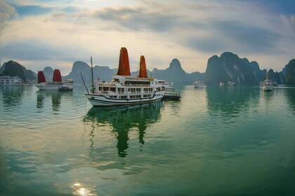 Dschunke in der Halong Buch; Bild: Valeriy Ryasnyanskiy via unsplash Dschunke in der Halong Buch; Bild: Valeriy Ryasnyanskiy via unsplash