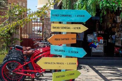 Straßenschilder in Santa Maria Cabo Verde; Bild: Florian K via unsplash Straßenschilder in Santa Maria Cabo Verde; Bild: Florian K via unsplash
