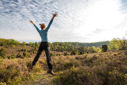 Wanderin_c_Lueneburger Heide GmbH (www.lueneburger-heide.de) Wanderin_c_Lueneburger Heide GmbH (www.lueneburger-heide.de)