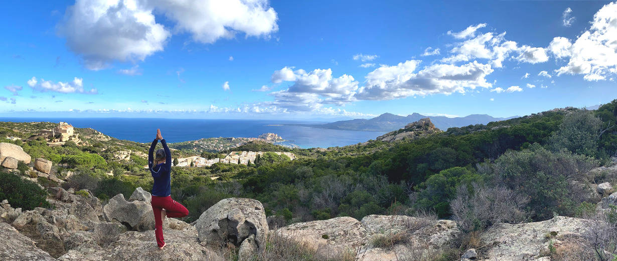 Wanderweg an der Küste Korsikas