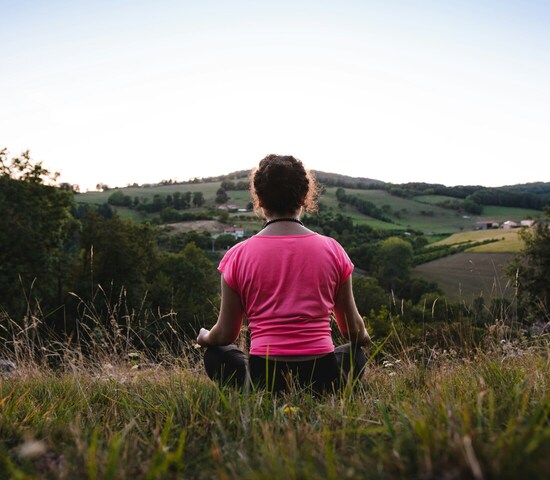 Yoga im Vinschgau; Bild: Leonard Cotte via Unsplash Yoga im Vinschgau; Bild: Leonard Cotte via Unsplash